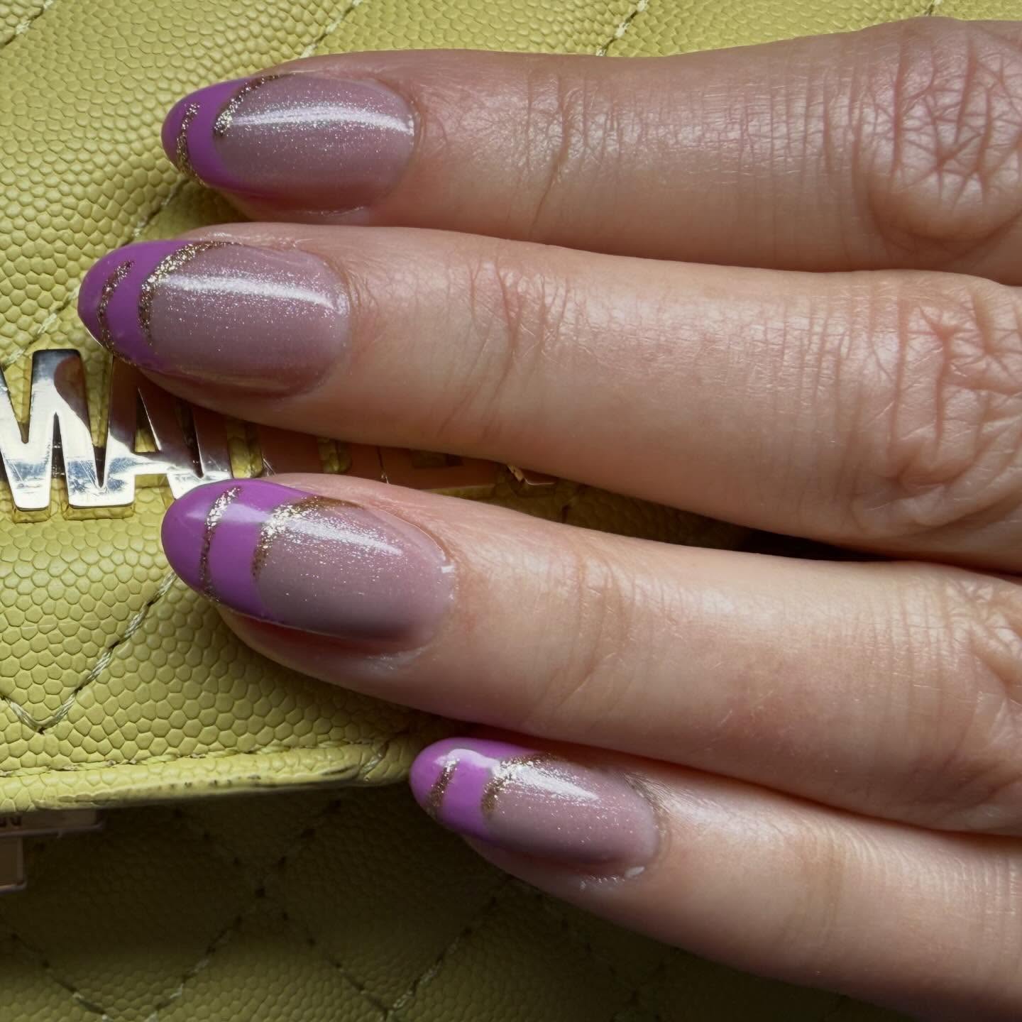 Naturel nagels met lila glitter French tips