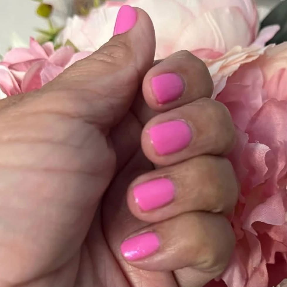 Knalroze gellak bij roze pioenrozen